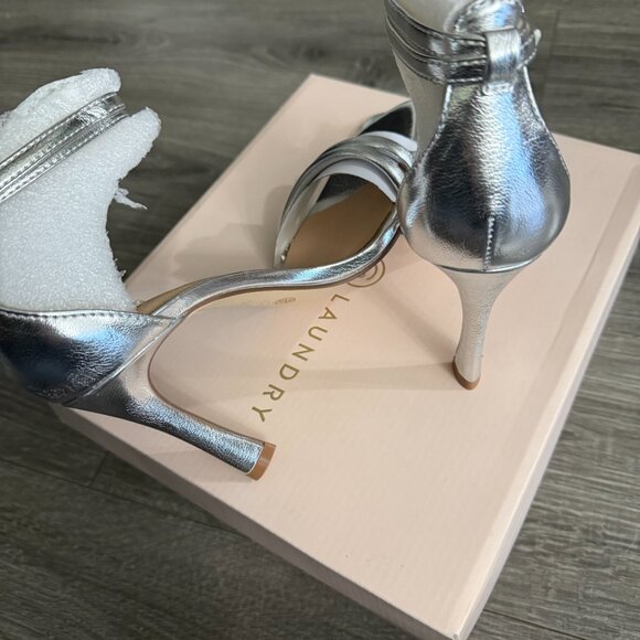NIB CHINESE LAUNDRY Jasmine Silver Metallic Ankle Strap Heels Sandals Size 6.5 - Picture 4 of 6